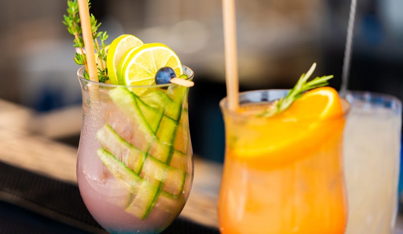 middle-east-holidays-abu-dhabi-rixos-premium-saadiyat-island-hotel-highlights-pool-bar